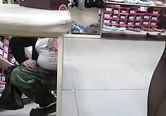 Comiendo mi amigo japonesas poniendo cuernos